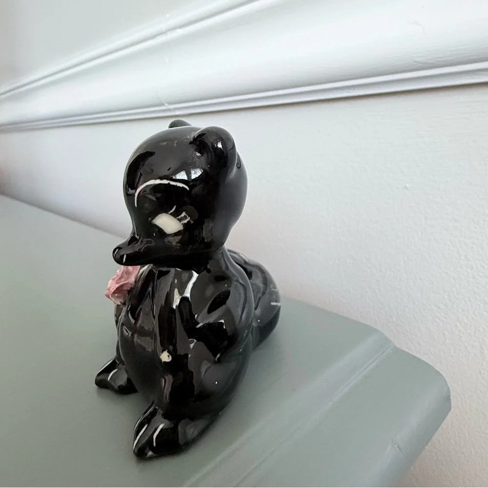 Vintage skunk with roses and slit in tail